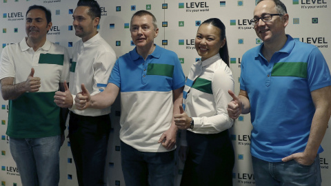 El consejero delegado del grupo IAG, Willie Walsh (c), acompañado por el presidente de Iberia, Luis Gallego (1d), y el presidente de Vueling, Javier Sánchez Prieto (1i), junto a un sobrecargo y una azafata, durante la presentación de Level. El consejero delegado del grupo IAG, Willie Walsh (c), acompañado por el presidente de Iberia, Luis Gallego (1d), y el presidente de Vueling, Javier Sánchez Prieto (1i), junto a un sobrecargo y una azafata, durante la presentación de Level.