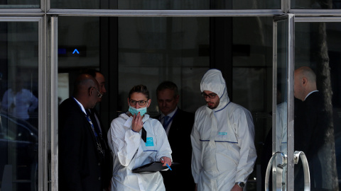 Agentes de la policía científica francesa, en las oficinas del Fondo Monetario Internacional (FMI), donde explotó un paquete hiriendo a una funcionaria la pasada semana.- REUTERS Agentes de la policía científica francesa, en las oficinas del Fondo Monetario Internacional (FMI), donde explotó un paquete hiriendo a una funcionaria la pasada semana.- REUTERS