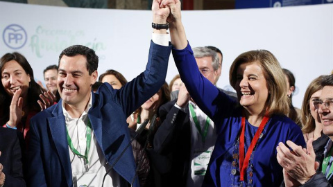 El líder del PP andaluz Juanma Moreno (i), acompañado por la ministra de Empleo, Fátima Báñez (d), tras ser elegido Presidente del PP-A.- EFE/Carlos Díaz El líder del PP andaluz Juanma Moreno (i), acompañado por la ministra de Empleo, Fátima Báñez (d), tras ser elegido Presidente del PP-A.- EFE/Carlos Díaz