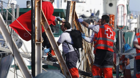 Llegada al puerto de Almería de los 34 inmigrantes de origen subsahariano que fueron rescatados de una patera interceptada a 7,5 millas náuticas de la isla de Alborán. EFE/Carlos Barba Llegada al puerto de Almería de los 34 inmigrantes de origen subsahariano que fueron rescatados de una patera interceptada a 7,5 millas náuticas de la isla de Alborán. EFE/Carlos Barba