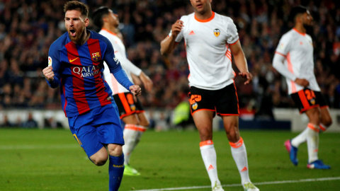 Leo Messi celebra su segundo gol contra el Valencia.- REUTERS / JUAN MEDINA Leo Messi celebra su segundo gol contra el Valencia.- REUTERS / JUAN MEDINA