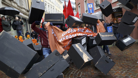 Un manifestante rompe un muro simbólico durante la marcha en protesta contra el G-20, durante su reunión en la ciudad alemana de Baden Baden. REUTERS/Kai Pfaffenbach
