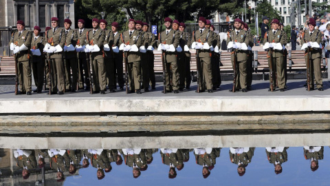 Soldados forman durante el izado de la bandera del desfile militar del 12 de octubre. EFE Soldados forman durante el izado de la bandera del desfile militar del 12 de octubre. EFE