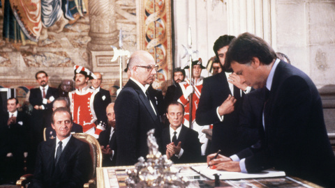 El presidente del Gobierno, Felipe González, y el ministro de Exteriores, Fernando Morán, firman la incorporación de España a la CEE en el Palacio Real, el 13 de junio de 1985. AP El presidente del Gobierno, Felipe González, y el ministro de Exteriores, Fernando Morán, firman la incorporación de España a la CEE en el Palacio Real, el 13 de junio de 1985. AP