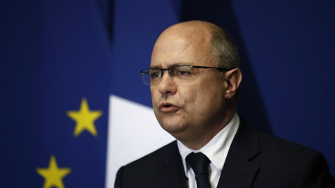 El primer ministro francés del Interior, Bruno Le Roux (c), ofrece una rueda de prensa para anunciar su dimisión en la Prefectura de Bobigny, en París (Francia), hoy, 21 marzo de 2017. Le Roux dimitió hoy de su cargo por el escándalo suscit El primer ministro francés del Interior, Bruno Le Roux (c), ofrece una rueda de prensa para anunciar su dimisión en la Prefectura de Bobigny, en París (Francia), hoy, 21 marzo de 2017. Le Roux dimitió hoy de su cargo por el escándalo suscit