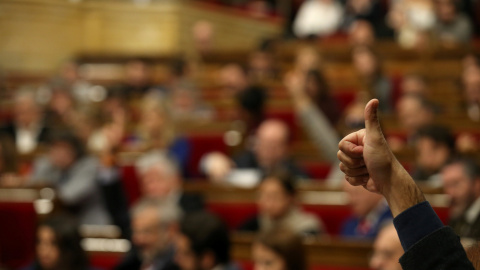 Un diputado indica el sentido del voto a su grupo durante la votación en el Pleno del Parlament de los Presupuestos catalanes para 2017. REUTERS/Albert Gea Un diputado indica el sentido del voto a su grupo durante la votación en el Pleno del Parlament de los Presupuestos catalanes para 2017. REUTERS/Albert Gea
