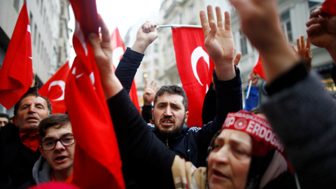 Un grupo de personas gritan en un protesta frente al Consulado holandés en Estambul, Turquía. REUTERS/Osman Orsal Un grupo de personas gritan en un protesta frente al Consulado holandés en Estambul, Turquía. REUTERS/Osman Orsal
