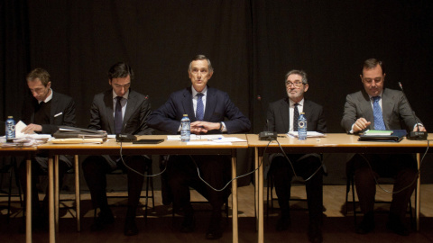 El presidente del consejo de Pescanova, Alejandro Legarda (c), junto al consejero y secretario Leopoldo Fernández (2i) y el consejero saliente Fernando Erce (2d), entre otros, durante la votación de la junta general de accionistas en la que