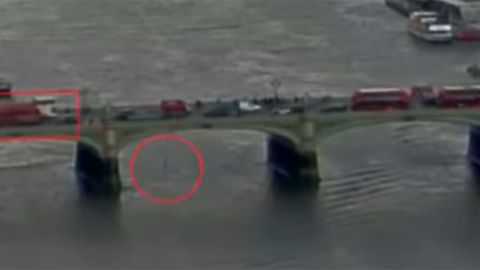 Captura de pantalla del vídeo que muestra el momento del ataque en Londres. Captura de pantalla del vídeo que muestra el momento del ataque en Londres.