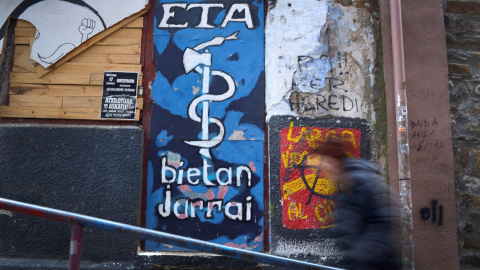 Una personas camina delante de una pintada de ETA en Bermeo, REUTERS/Vincent West Una personas camina delante de una pintada de ETA en Bermeo, REUTERS/Vincent West