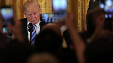 El presidente de EEU, Donald Trump, recibe a los griegos en la Casa Blanca para celebrar el Día de la Independencia de Imperio Otomano. REUTERS/Carlos Barria El presidente de EEU, Donald Trump, recibe a los griegos en la Casa Blanca para celebrar el Día de la Independencia de Imperio Otomano. REUTERS/Carlos Barria