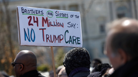 Manifestantes contra la anulación del sistema de salud puesto emprendido por el presidente Barak Obama, el Obamacare, frente al edificio del Capitolio, en Washington. REUTERS/Aaron P. Bernstein Manifestantes contra la anulación del sistema de salud puesto emprendido por el presidente Barak Obama, el Obamacare, frente al edificio del Capitolio, en Washington. REUTERS/Aaron P. Bernstein