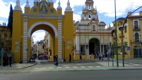 Puerta de la Basílica de la Macarena en Sevilla Puerta de la Basílica de la Macarena en Sevilla