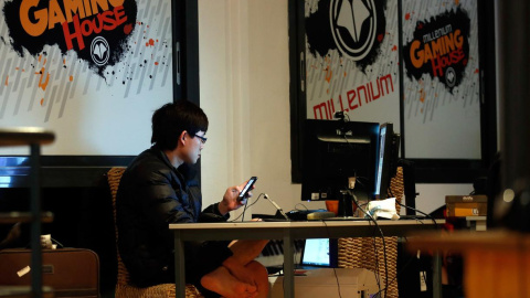 Un jugador en una "gaming house" de Corea del Sud. REUTERS / Jean-Paul Pelissier