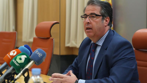 El director general de Tráfico, Gregorio Serrano, durante la rueda de prensa que ha ofrecido hoy en la sede de la Dirección General en Madrid para dar explicaciones sobre la supuesta adjudicación irregular de un piso de la Guardia Civil. EF El director general de Tráfico, Gregorio Serrano, durante la rueda de prensa que ha ofrecido hoy en la sede de la Dirección General en Madrid para dar explicaciones sobre la supuesta adjudicación irregular de un piso de la Guardia Civil. EF