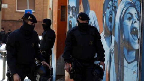 Los Mossos d'Esquadra durante una operación de desalojo. EFE/Archivo Los Mossos d'Esquadra durante una operación de desalojo. EFE/Archivo