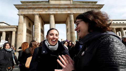 Irene Montero durante un acto frente a la Puerta de Brandemburgo. EFE/Felipe Trueba Irene Montero durante un acto frente a la Puerta de Brandemburgo. EFE/Felipe Trueba