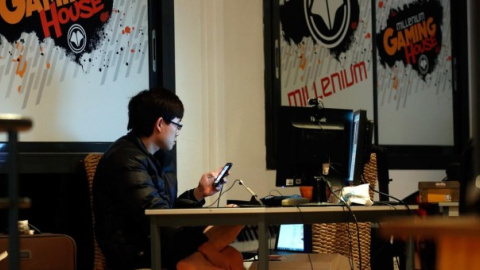Un jugador en una "gaming house" de Corea del Sud. REUTERS / Jean-Paul Pelissier Un jugador en una "gaming house" de Corea del Sud. REUTERS / Jean-Paul Pelissier