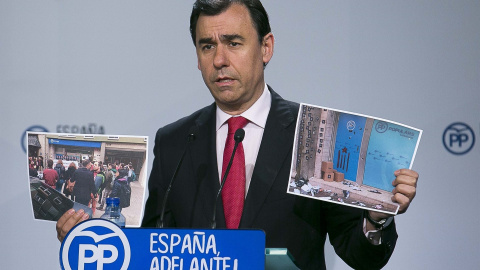 Fernando Martínez Maillo muestra las imágenes de la concentración de este lunes. EUROPA PRESS Fernando Martínez Maillo muestra las imágenes de la concentración de este lunes. EUROPA PRESS