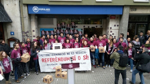 Medio centenar de personas del movimiento de la izquierda anticapitalista e indepedendista Arran se han concentrado este lunes en la sede del PP. ARRAN Medio centenar de personas del movimiento de la izquierda anticapitalista e indepedendista Arran se han concentrado este lunes en la sede del PP. ARRAN