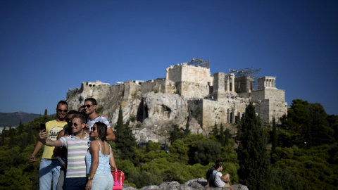 Unos turistas se toman un selfi desde la Colina de Ares, en Atenas, con la Acrópolis al fondo. REUTERS/Stoyan Nenov Unos turistas se toman un selfi desde la Colina de Ares, en Atenas, con la Acrópolis al fondo. REUTERS/Stoyan Nenov
