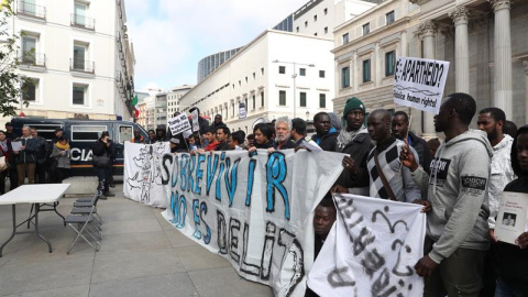 Acto por la despenalización de la venta ambulante convocado por la Asamblea de Sin Papeles de Madrid y el Sindicato Mantero y Latero de Madrid, este martes en la Plaza de las Cortes. EFE/Zipi Acto por la despenalización de la venta ambulante convocado por la Asamblea de Sin Papeles de Madrid y el Sindicato Mantero y Latero de Madrid, este martes en la Plaza de las Cortes. EFE/Zipi