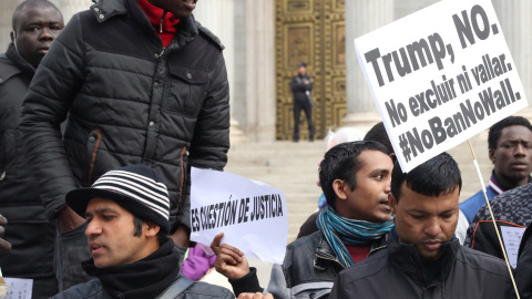 Acto por la despenalización de la venta ambulante convocado por la Asamblea de Sin Papeles de Madrid y el Sindicato Mantero y Latero de Madrid, este martes en la Plaza de las Cortes. EFE/Zipi Acto por la despenalización de la venta ambulante convocado por la Asamblea de Sin Papeles de Madrid y el Sindicato Mantero y Latero de Madrid, este martes en la Plaza de las Cortes. EFE/Zipi