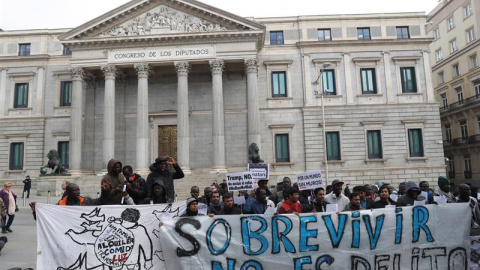 Acto por la despenalización de la venta ambulante convocado por la Asamblea de Sin Papeles de Madrid y el Sindicato Mantero y Latero de Madrid, este martes en la Plaza de las Cortes. EFE/Zipi Acto por la despenalización de la venta ambulante convocado por la Asamblea de Sin Papeles de Madrid y el Sindicato Mantero y Latero de Madrid, este martes en la Plaza de las Cortes. EFE/Zipi