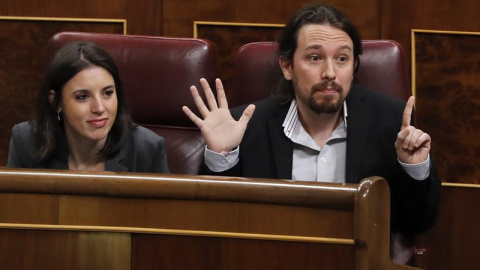 El líder de Podemos, Pablo Iglesias,se dirige al ministro del Interior, Juan Antonio Zoido, durante la sesión de control al Gobierno que se celebra hoy en el pleno del Congreso de los Diputados. EFE/Ballesteros
