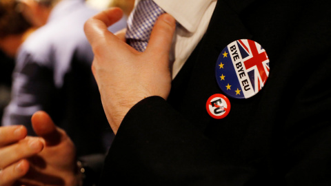 Un hombre porta una corbata Pro-Brexit en un evento celebrado después de que la primera ministra británica, Theresa May anunciase el proceso de separación de Gran Bretaña de la Unión Europa.REUTERS/Peter Nicholls