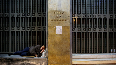 Un sintecho duerme a las puertas del Banco de Grecia en Atenas.REUTERS/Yannis Behrakis Un sintecho duerme a las puertas del Banco de Grecia en Atenas.REUTERS/Yannis Behrakis