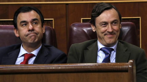 El portavoz parlamentario del PP, Rafael Hernando, y el coordinador general del PP, Fernando Martínez-Maillo , durante el pleno que debate, entre otros asuntos, la solicitud de una comisión de investigación sobre la presunta financiación ir El portavoz parlamentario del PP, Rafael Hernando, y el coordinador general del PP, Fernando Martínez-Maillo , durante el pleno que debate, entre otros asuntos, la solicitud de una comisión de investigación sobre la presunta financiación ir