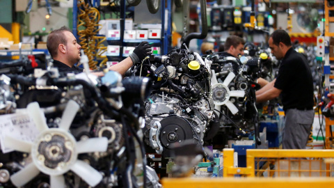 Trabajadores en una línea de montaje de la planta de Ford en la localidad valenciana de Almussafes. REUTERS Trabajadores en una línea de montaje de la planta de Ford en la localidad valenciana de Almussafes. REUTERS