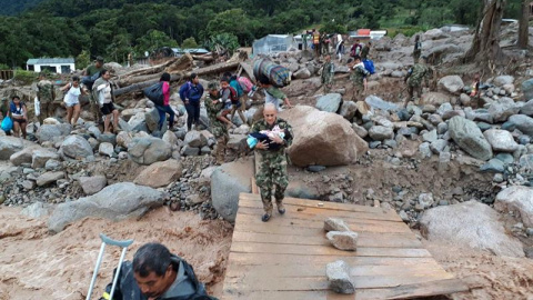 Fotografía cedida por el Ejército de Colombia de sus integrantes ayudando a pobladores por los estragos ocasionados por la avalancha de Mocoa (Colombia), con 254 muertos y 202 heridos. Fotografía cedida por el Ejército de Colombia de sus integrantes ayudando a pobladores por los estragos ocasionados por la avalancha de Mocoa (Colombia), con 254 muertos y 202 heridos.