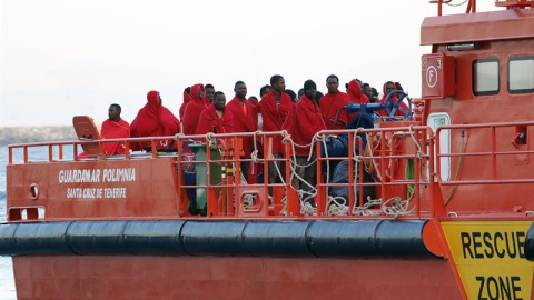Llegada al puerto de Almeria de 33 inmigrantes rescatados por Salvamento Marítimio el pasado viernes.- EFE / Ricardo García. Llegada al puerto de Almeria de 33 inmigrantes rescatados por Salvamento Marítimio el pasado viernes.- EFE / Ricardo García.