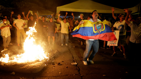 Seguidores de Guilllermo Lasso protestan en las calles de Guayaquil. /REUTERS Seguidores de Guilllermo Lasso protestan en las calles de Guayaquil. /REUTERS
