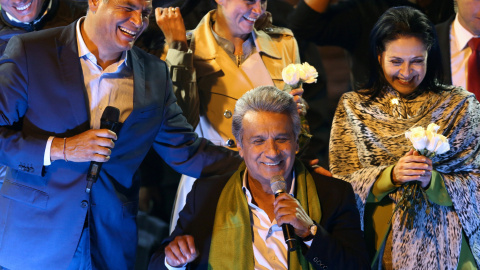 El candidato oficialista Lenín Moreno junto al presidente Rafael Correa celebra su victoria en las elecciones de Ecuador./REUTERS El candidato oficialista Lenín Moreno junto al presidente Rafael Correa celebra su victoria en las elecciones de Ecuador./REUTERS