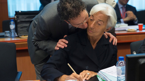 El presidente del Eurogrupo, el holandés, Jeroen Dijsselbloem, besa a la directora gerente del FMI, Christine Lagarde, al comienzo de una reunión de los ministros de Finanzas de los países del euro, en Bruselas. REUTERS/Philippe Wojazer El presidente del Eurogrupo, el holandés, Jeroen Dijsselbloem, besa a la directora gerente del FMI, Christine Lagarde, al comienzo de una reunión de los ministros de Finanzas de los países del euro, en Bruselas. REUTERS/Philippe Wojazer