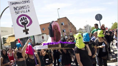 La procesión del coño insumiso en Sevilla / EFE La procesión del coño insumiso en Sevilla / EFE