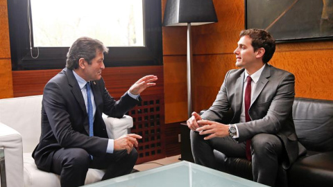 El presidente de la gestora del PSOE, Javier Fernández (i) y el líder de Ciudadanos, Albert Rivera (d), durante una reunión que han mantenido en Oviedo en vísperas de la moción de censura contra Pedro Antonio Sánchez. EFE/ J.L.CEREIJIDO El presidente de la gestora del PSOE, Javier Fernández (i) y el líder de Ciudadanos, Albert Rivera (d), durante una reunión que han mantenido en Oviedo en vísperas de la moción de censura contra Pedro Antonio Sánchez. EFE/ J.L.CEREIJIDO