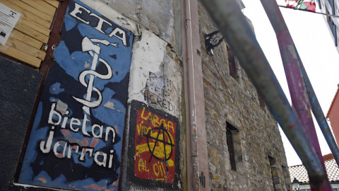 Un graffiti representa el logo del grupo terrorista ETA en un pueblo del País Vasco, Bermeo.ANDER GILLENEA / AFP Un graffiti representa el logo del grupo terrorista ETA en un pueblo del País Vasco, Bermeo.ANDER GILLENEA / AFP