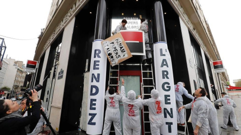 En París unos cincuenta activistas se ha concentrado en la Avenida de los Campos Elíseos. AFP