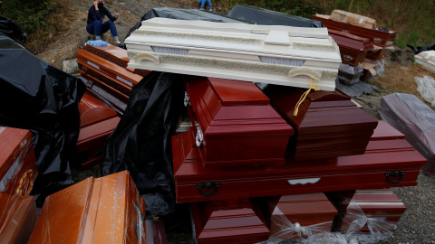 Ataudes apilados para cobijar a los cadáveres por la tragedia de Mocoa. /REUTERS Ataudes apilados para cobijar a los cadáveres por la tragedia de Mocoa. /REUTERS