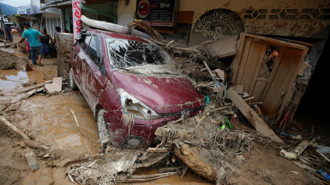 Un coche destrozado por la riada en Mocoa. /REUTERS Un coche destrozado por la riada en Mocoa. /REUTERS