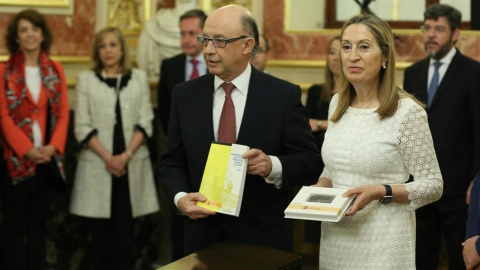 Imagen del ministro de Hacienda entregando los Presupuestos a la presidenta del Congreso / EUROPA PRESS Imagen del ministro de Hacienda entregando los Presupuestos a la presidenta del Congreso / EUROPA PRESS