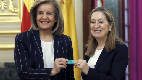 La ministra de Empleo y y Seguridad Social, Fátima Baéz, entrega a la presidenta del Congreso, Ana Pastor, el pen-drive con el informe anual 2016 del Fondo de Reserva. EFE/Sergio Barrrenechea. La ministra de Empleo y y Seguridad Social, Fátima Baéz, entrega a la presidenta del Congreso, Ana Pastor, el pen-drive con el informe anual 2016 del Fondo de Reserva. EFE/Sergio Barrrenechea.