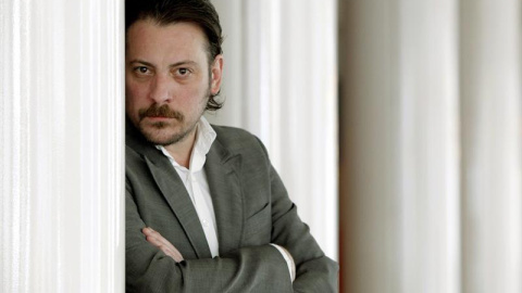 El escritor madrileño Ray Loriga, que ha ganado la XX edición del Premio Alfaguara de novela por 'Rendición', una historia "kafkiana y orwelliana sobre la autoridad y la manipulación colectiva", según el fallo del jurado de este galardón, d El escritor madrileño Ray Loriga, que ha ganado la XX edición del Premio Alfaguara de novela por 'Rendición', una historia "kafkiana y orwelliana sobre la autoridad y la manipulación colectiva", según el fallo del jurado de este galardón, d