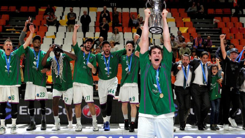 El capitán del Unicaja de Málaga, Carlos Suárez, levanta la copa del campeón tras ganar al Valencia Basket en el tercer y último partido de la final de la Eurocopa. /EFE El capitán del Unicaja de Málaga, Carlos Suárez, levanta la copa del campeón tras ganar al Valencia Basket en el tercer y último partido de la final de la Eurocopa. /EFE