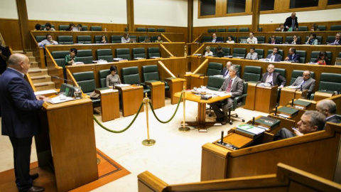 El portavoz del PSE-EE, José Antonio Pastor (i), interviene este jueves para defender ante el pleno del Parlamento Vasco una proposición no de ley del PNV y su partido, en la que se pide a ETA un desarme unilateral, completo, definitivo y v El portavoz del PSE-EE, José Antonio Pastor (i), interviene este jueves para defender ante el pleno del Parlamento Vasco una proposición no de ley del PNV y su partido, en la que se pide a ETA un desarme unilateral, completo, definitivo y v