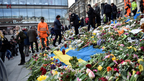 Los ciudadanos depositan flores en la céntrica plaza de Serge, en Estocolmo, en recuerdo de las víctimas del ataque terrorista del viernes. REUTERS Los ciudadanos depositan flores en la céntrica plaza de Serge, en Estocolmo, en recuerdo de las víctimas del ataque terrorista del viernes. REUTERS